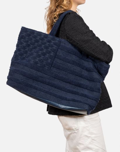 CHANEL
Navy blue cotton terry tote bag
Bordeaux...