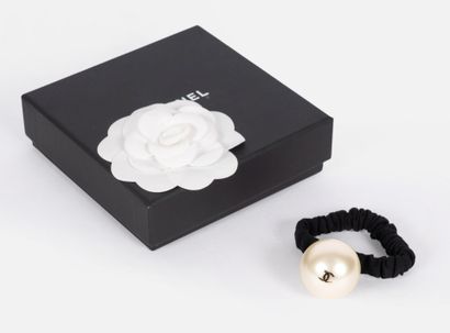 CHANEL
Head jewelry in the shape of a large...
