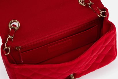 CHANEL
Classic bag with 20cm flap in red...