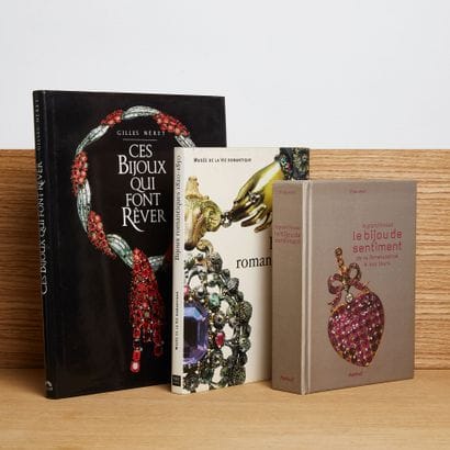 Set of 3 books including: 
- Le grand frisson...