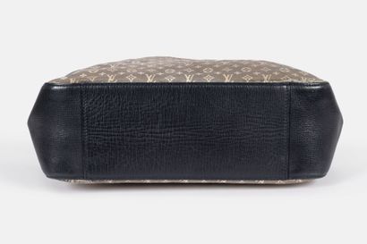 LOUIS VUITTON
Tote bag in blue grained leather...