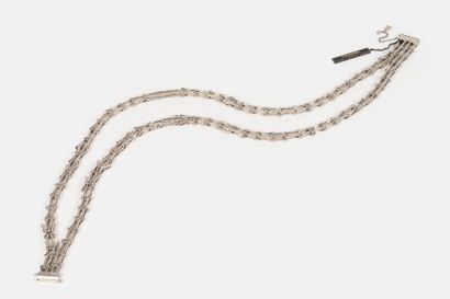 CHANEL BY KARL LAGERFELD/VANESSA SEWARD
Chain...