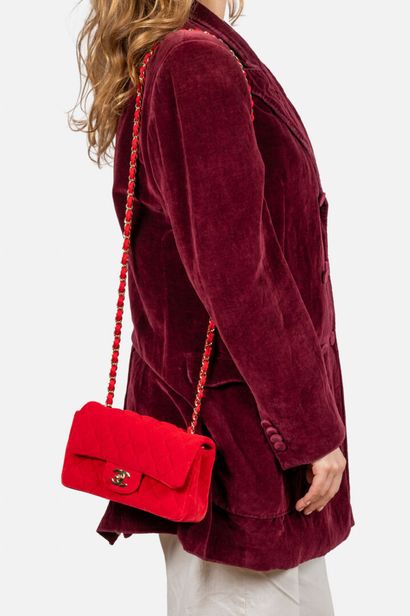 CHANEL
Classic bag with 20cm flap in red...