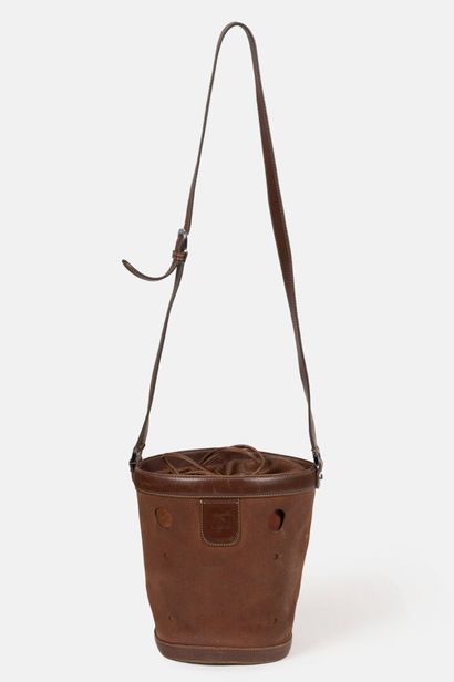 GUCCI
Feeder bag in smooth calfskin and brown...