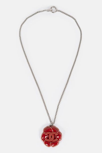 CHANEL
Necklace with silver-plated metal...