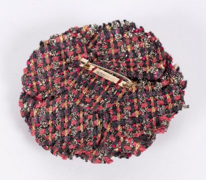 CHANEL
Tweed brooch with flower design
Signed...