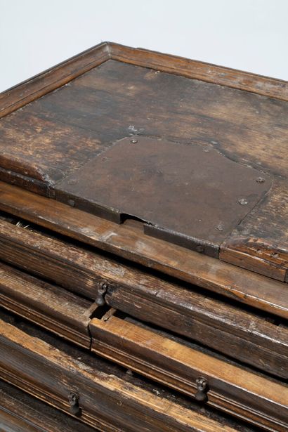 Meuble d'atelier de peintre en bois fruitier,...
