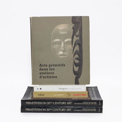 Lot comprenant 6 livres dont : 
- Arts primitifs...