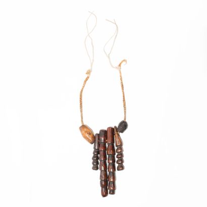 Lot de deux colliers ethnographiques en coquillage...