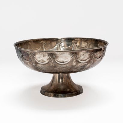 Coupe sur piédouche en métal argenté à motif...
