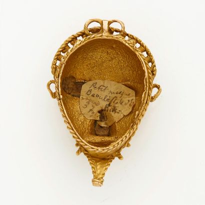 Un beau masque-pendentif en or 9K (375),...