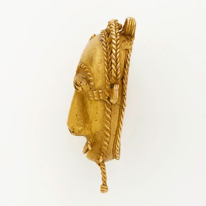 Un beau masque-pendentif en or 9K (375),...