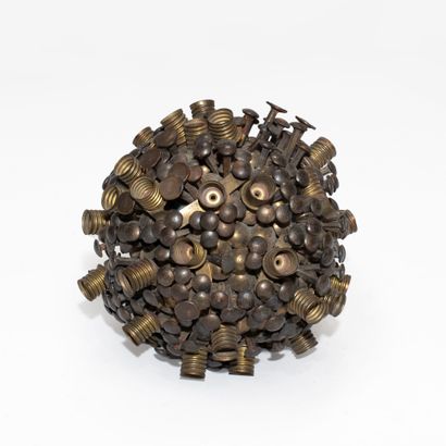 Joyce MANSOUR (1928-1896)
Sculpture clous
Formant...