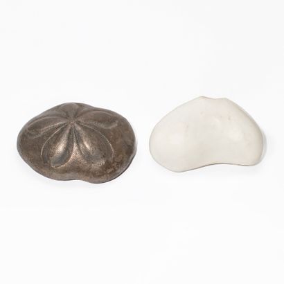 Ensemble de deux objets décoratifs se composant...