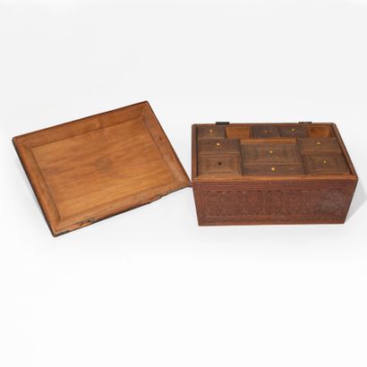 Coffret, Indonésie, circa 1900
En bois finement...