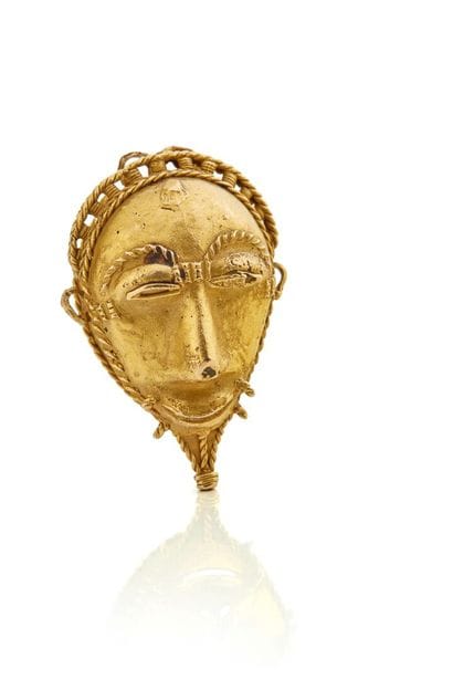 Un beau masque-pendentif en or 9K (375),...