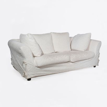 Canapé et bergère confortables, recouverts...