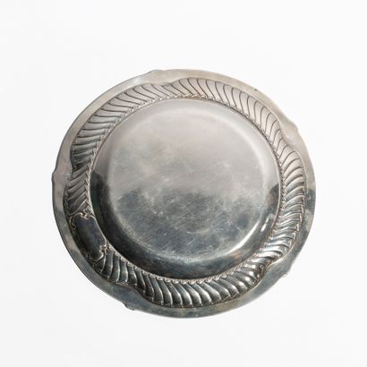 Plat en argent (925)
De forme ronde, le marli...