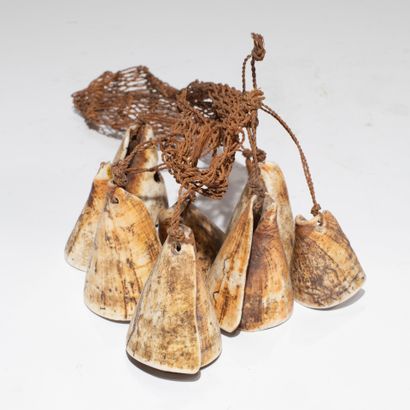 Lot de deux colliers ethnographiques en coquillage...