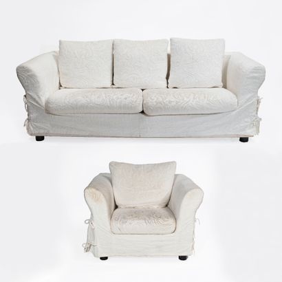 Canapé et bergère confortables, recouverts...