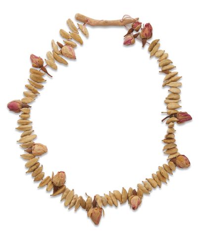 Lot de deux colliers ethnographiques en coquillage...