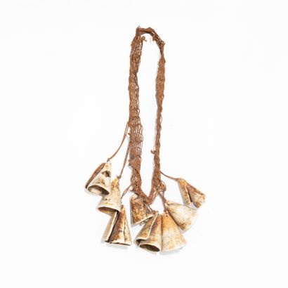 Lot de deux colliers ethnographiques en coquillage...