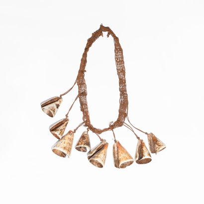 Lot de deux colliers ethnographiques en coquillage...