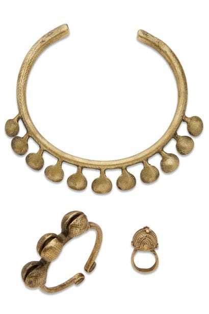 Lot de trois bijoux en bronze ornés de grelots...