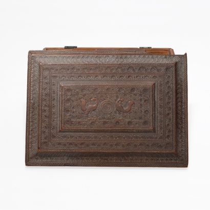 Coffret, Indonésie, circa 1900
En bois finement...