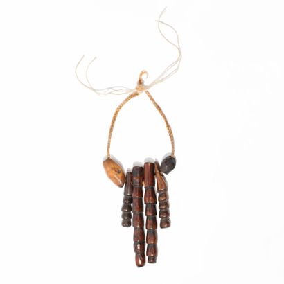 Lot de deux colliers ethnographiques en coquillage...
