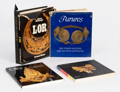 Lot comprenant 5 livres dont : 
- Gold of...