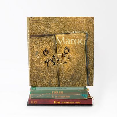 Lot comprenant 5 livres dont :
- Arts et...