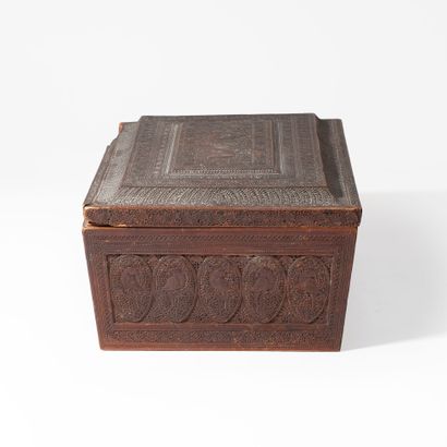 Coffret, Indonésie, circa 1900
En bois finement...