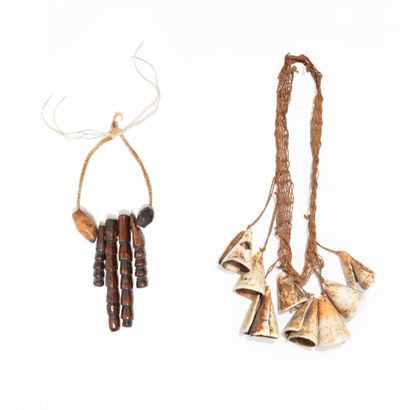 Lot de deux colliers ethnographiques en coquillage...