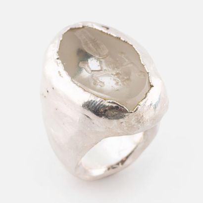 TRAVAIL CONTEMPORAIN
Bague métal et verre
En...