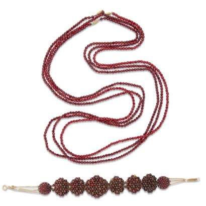 Ensemble de colliers en grenats :
- Trois...