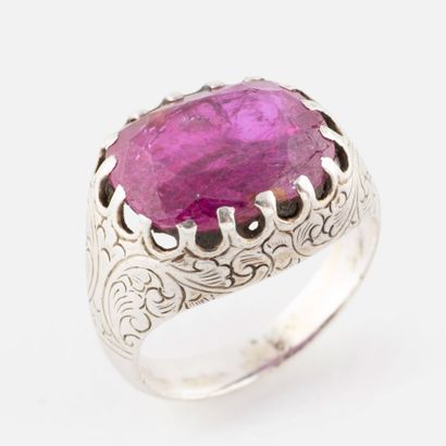 Bague en argent et saphir 
Orné d'un saphir...