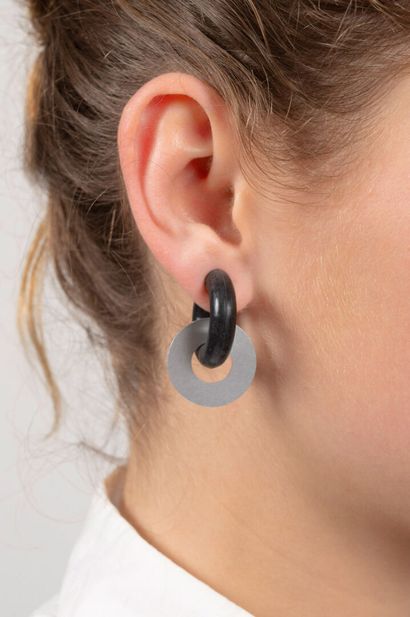 Paire de pendants d'oreilles en caoutchouc...