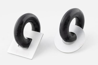 Paire de pendants d'oreilles en caoutchouc...