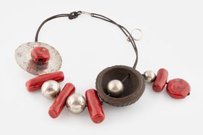 Collier en argent, céramique émaillé et noix...