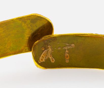 Collier en plexiglas
Retenant des plaquettes...
