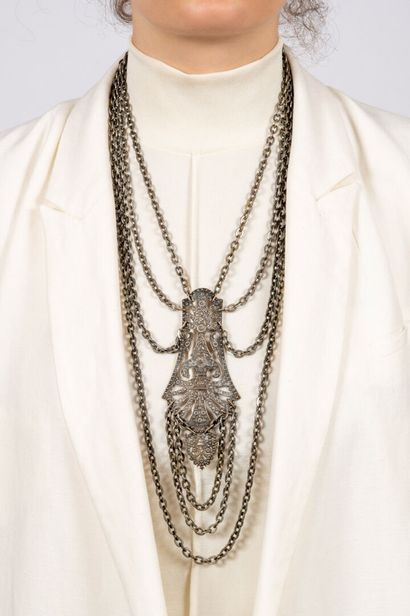 Grand collier en métal
En métal estampé et...