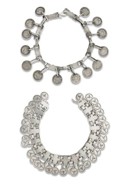 Ensemble de deux colliers en argent :
- Collier...
