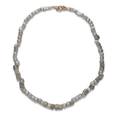 Ensemble de bijoux comprenant: 
- Un collier...