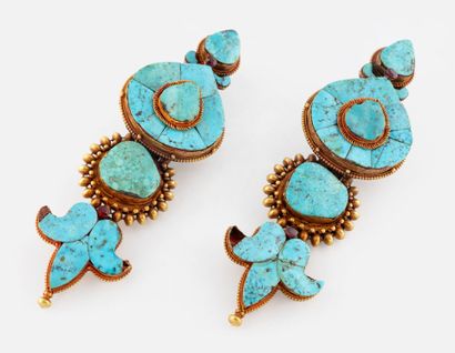Paire de boucles en turquoise et métal doré,...