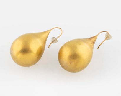 Lara KOULAJIAN (née en 1964)
Paire de pendants...