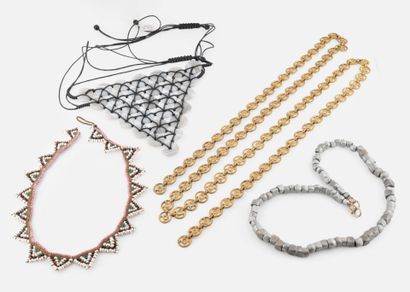 Ensemble de bijoux comprenant: 
- Un collier...