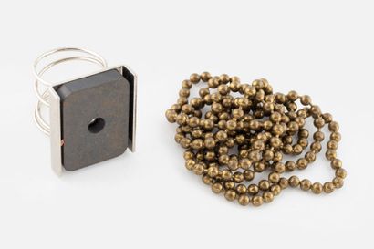 Bague aimant, laiton et métal argenté, 
L'anneau...