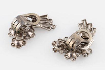 Paire de clips d'oreilles rubis et diamants...