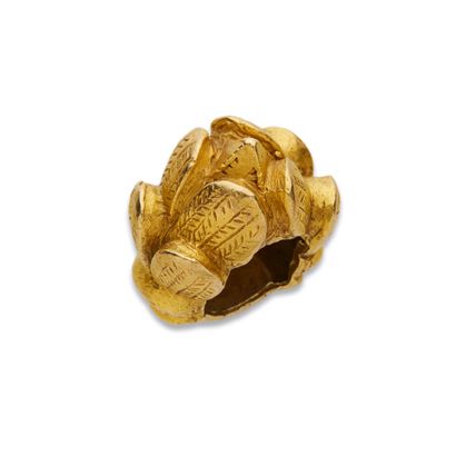 Bague en métal à décor végétal, Akan, Ghana,
Hauteur...
